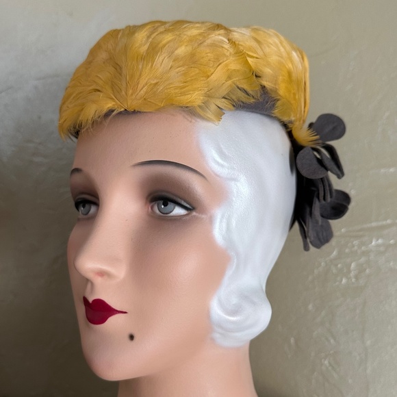 FANCY 1930s' GRAY FELT TILT HAT WITH FELT FLOWERS, GOLD FEATHERS & "O" RING